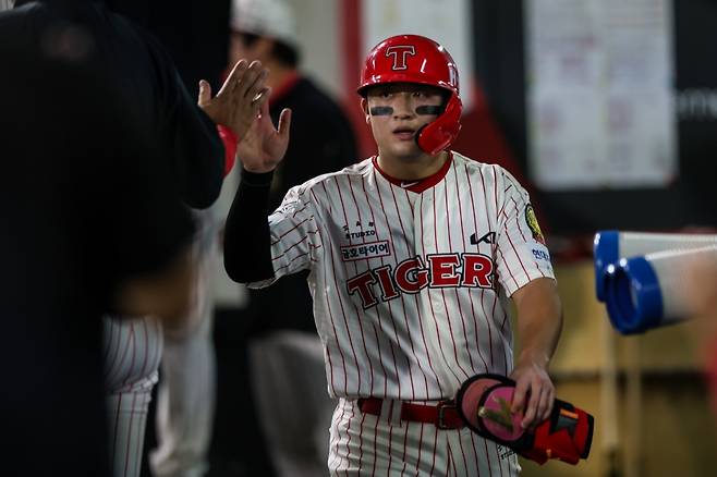 27일 오후 광주-KIA챔피언스필드에서 열린 '2025 신한 SOL Bank KBO리그' NC 다이노스와 KIA 타이거즈의 경기, 6회말 2사 2루 KIA 나성범의 1타점 적시타 때 홈으로 들어온 2루주자 윤도현이 동료들과 하이파이브를 하고 있다. KIA 타이거즈