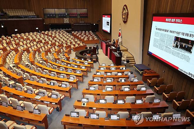 최형두 의원, 무제한 토론 (서울=연합뉴스) 박동주 기자 = 국민의힘 최형두 의원이 26일 서울 여의도 국회 본회의에서 방송미디어통신위원회의 설치 및 운영에 관한 법률안에 대한 무제한 토론을 하고 있다. 2025.9.26 pdj6635@yna.co.kr