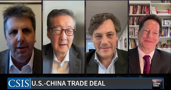 CSIS '미중 무역 협상' 세미나  (워싱턴=연합뉴스) 26일(현지시간) 미 전략국제문제연구소(CSIS)가 온라인으로 개최한 '미중 무역 협상' 라운드테이블에서 패널들이 발언하고 있다. 왼쪽부터 사회를 맡은 마크 리퍼트 전 주한미국대사, 빅터 차 CSIS 한국 석좌, 피터 해럴 전 백악관 선임국장, 스콧 케네디 CSIS 수석고문. 2025.9.26 [CSIS 유튜브 중계 화면]