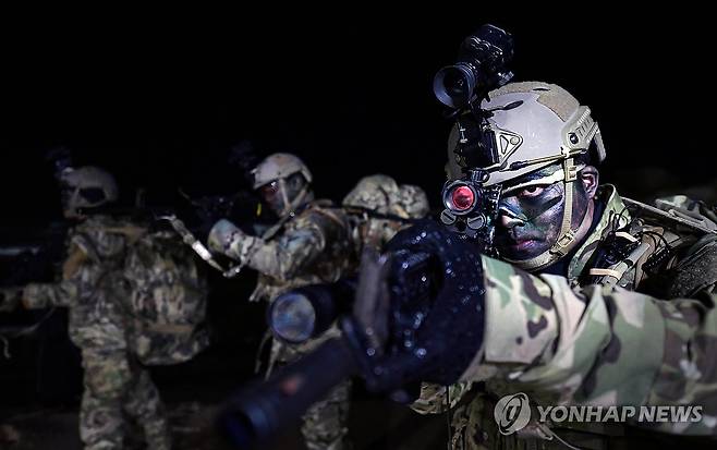 대한민국 특수부대 대원의 매서운 눈  해군 1함대 사령부 3특전대대(UDT/SEAL) 특수부대원들이 2024년 3월 강원도 양양군 일대에서 해상 침투훈련을 하는 모습 [해군 1함대 제공]