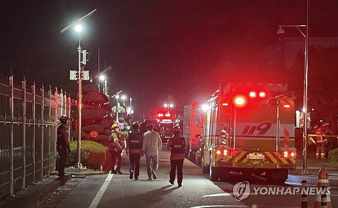 불이 난 국가정보자원관리원 (대전=연합뉴스) 박주영 기자 = 26일 오후 8시 20분께 대전 유성구 화암동 국가정보자원관리원에서 리튬배터리 화재가 발생, 소방당국이 진화작업을 벌이고 있다. 2025.9.27 jyoung@yna.co.kr