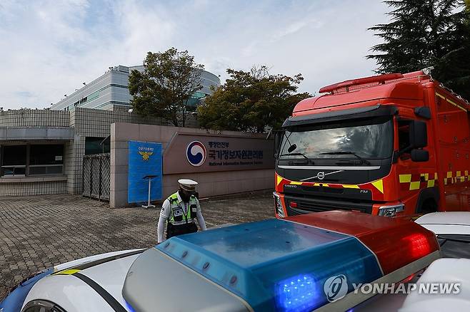 화재 발생한 국가정보자원관리원 (대전=연합뉴스) 신현우 기자 = 27일 대전 유성구 국가정보자원관리원(국정자원).
    전날 정부 전산시스템이 있는 국정자원에서 무정전·전원 장치(UPS)용 리튬이온 배터리 화재가 발생해 정부 전산 서비스가 대규모로 마비됐다. 2025.9.27 nowwego@yna.co.kr