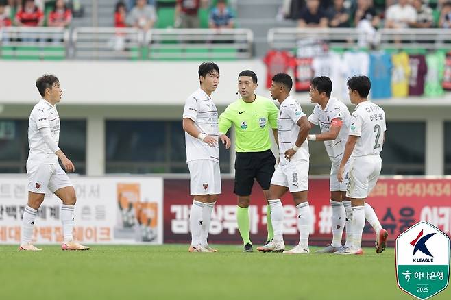 퇴장 명령을 받은 포항 이동희. [한국프로축구연맹 제공. 재판매 및 DB 금지]