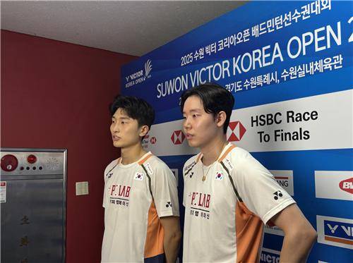 인터뷰 하고 있는 김원호·서승재(좌측부터) [촬영 오명언]