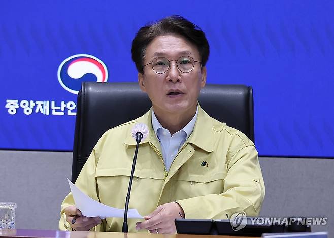 김민석 총리, 국가정보자원관리원 화재 대책회의 주재 (서울=연합뉴스) 이정훈 기자 = 김민석 국무총리가 27일 서울 종로구 정부서울청사에서 열린 국가정보자원관리원 화재 관련 대책회의를 주재하고 있다. 2025.9.27 uwg806@yna.co.kr