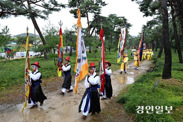 ‘2025 정조대왕 능행차 공동재현’ 행렬이 열린 28일 수원시 장안구 노송지대 일대에서 능행차 행렬이 화성행궁으로 향하고 있다. 2025.9.28 /최은성기자 ces7198@kyeongin.com