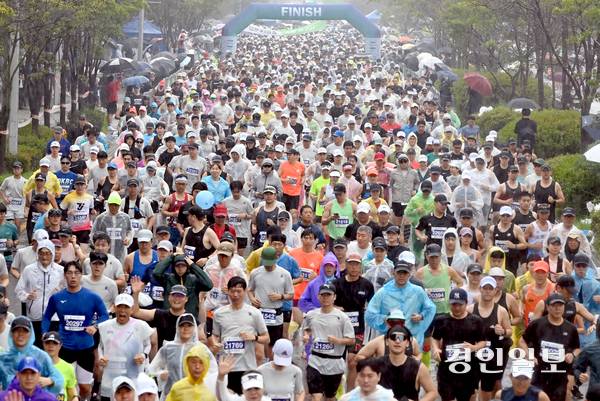 2025 인천송도국제마라톤대회가 열린 28일 오전 인천 송도국제도시에서 참가자들이 힘차게 출발하고 있다. 2025.9.28 /김용국기자yong@kyeongin.com