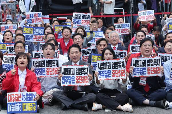국민의힘 장동혁 대표를 비롯한 의원들이 28일 서울 시청역 인근 세종대로에서 열린 사법파괴 입법독재 국민 규탄대회에서 손팻말을 들고 있다. 2025.9.28 /연합뉴스