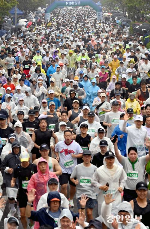 28일 인천 송도국제도시에서 개최된 ‘2025 인천송도국제마라톤대회’에서 약 1만4천명의 마라토너가 힘차게 출발하고 있다. 2025.9.28 /취재팀