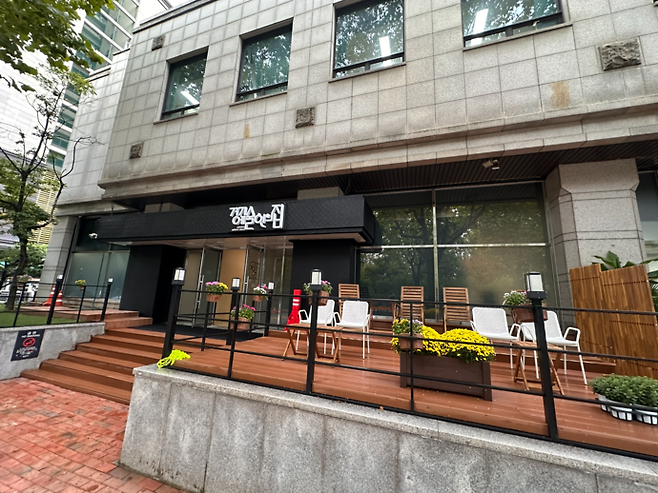경기 예술인의 집 입구 테라스 전경. 예술인들이 자유롭게 교류할 수 있는 야외 테이블이 마련돼 있다. 사진=경기문화재단