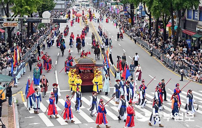 '2025 정조대왕 능행차 공동재현' 행사가 열린 28일 오후 수원시 장안구 장안문에서 능행차 행렬이 장안문으로 들어오고 있다. 김경민기자