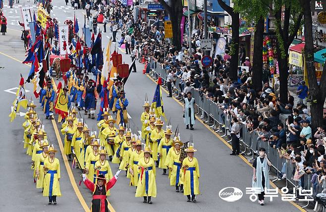 '2025 정조대왕 능행차 공동재현' 행사가 열린 28일 오후 수원시 장안구 장안문에서 능행차 행렬이 장안문으로 들어오고 있다. 김경민기자