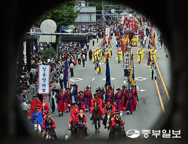 '2025 정조대왕 능행차 공동재현' 행사가 열린 28일 오후 수원시 장안구 장안문에서 능행차 행렬이 장안문으로 들어오고 있다. 김경민기자