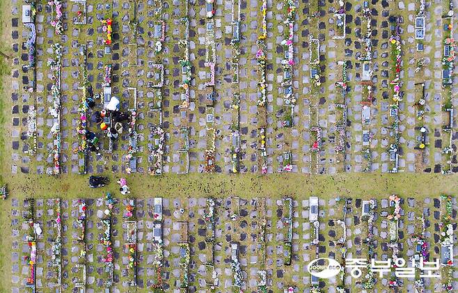 추석 연휴를 앞둔 28일 오후 용인시 처인구 용인 평온의숲에서 시민들이 가족의 묘를 찾아 성묘를 하고 있다. 임채운기자