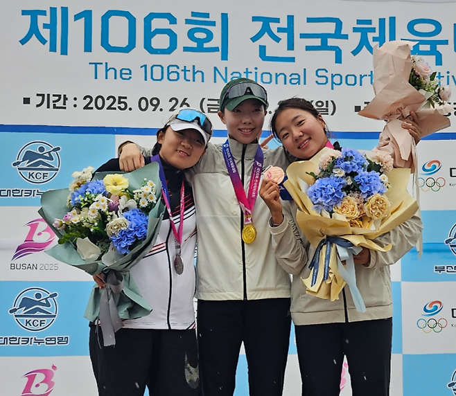 8일 부산 서낙동강 카누경기장서 사전경기로 열린 제106회 전국체육대회 카누 여일반부 C1-200m 경기서 우승한 이예린(사진 가운데·구리시청)이 시상대 위에서 기념사진을 찍고 있다. 사진=구리시청