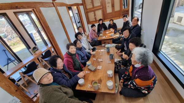 카페에 모인 마산면민들