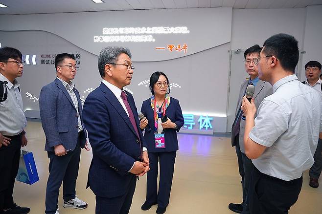 강기정 광주시장이 지난 25일(현지시간) 오후 중국 항저우AI컴퓨팅센터를 방문해 센터 관계자로부터 내부 시설에 대한 설명을 듣고 있다.<광주시 제공>