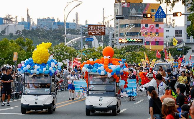 '2025 울산고래축제'가 열리고 있는 지난 27일 울산 남구 장생포 고래문화특구 일원에서 거리 퍼레이드가 펼쳐지고 있다. 이수화 기자