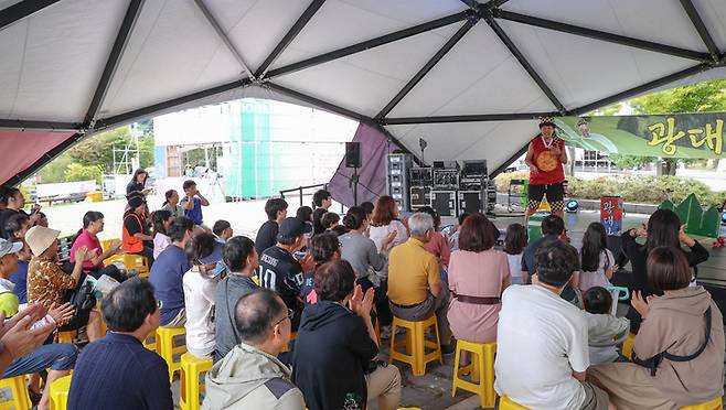 제10회 울산울주세계산악영화제가 열리고 있는 28일 영남알프스 복합웰컴센터에서 광대왕의 거리공연이 진행되고 있다. 이수화 기자