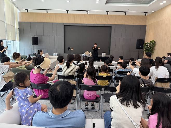 어린이와 학부모들이 프로그램에 참여해 즐거운 한때를 보내고 있다. /포항시립도서관 제공