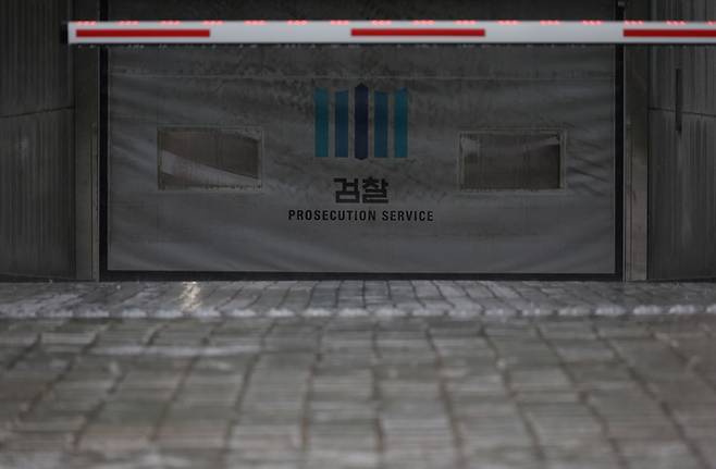 ▲ 28일 비 내리는 서초동 대검찰청에 자동차 출입문에 차단기가 내려와 있다. 지난 26일 국회에서 검찰청 폐지 등을 담은 정부조직법 개정안이 표결 처리됨에 따라 검찰은 내년 9월 간판을 내린다.연합