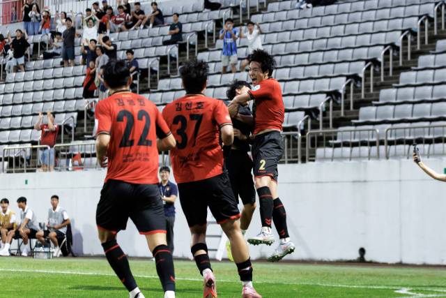 경남FC 박재환(오른쪽)이 28일 창원축구센터에서 열린 안산그리너스FC와의 홈경기에서 결승골을 넣고 기뻐하고 있다./한국프로축구연맹/