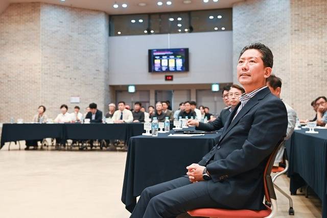 김장호 구미시장이 지난 26일 구미시청 대강당에서 열린 2025 구미 푸드페스티벌 최종보고회에 참석해 기획사 관계자로부터 운영계획안을 보고 받고 있다. 구미시 제공
