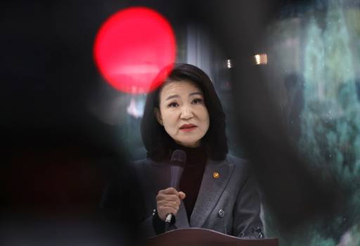 이진숙 방송통신위원회 위원장이 28일 국회에서 전날 국회 본회의를 통과한 방송미디어통신위원회 설치법 관련 기자회견을 하고 있다. 국회에서 통과된 방송미디어통신위원회법이 정부로 이송돼 국무회의를 거쳐 공포·시행되면 이명박 정부 초기에 출범했던 방통위는 폐지되고, 이 위원장은 자동 면직된다. 연합뉴스