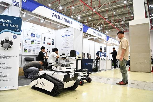 경북도와 구미시가 24~26일 구미코에서 공동 주최한 2025 항공방위물류박람회(GADLEX)박람회에는 한화시스템, LIG넥스원, 방산혁신클러스터 경북구미사업단, 구미 AI로봇기업협의회 등 주요 방산 기업들이 참여해 최신 방위산업 기술과 제품을 선보였다. 해외 바이어 수출상담회와 청년 인재 채용설명회, 전문가 세미나와 포럼 등 다양한 프로그램도 성황리에 열렸다. 구미시 제공