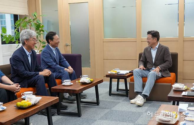 오영훈 제주도지사가 황창연 신부에게 명예제주도민증을 수여한 후 환담을 나누고 있다.