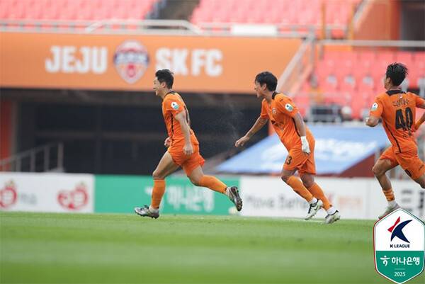 28일 제주월드컵경기장에서 열린 제주SK와 수원FC의 K리그1 31라운드 경기에서 남태희가 동점골을 넣고 세레머니를 하고 있다 (사진=한국프로축구연맹)