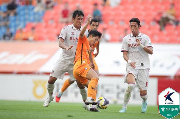 28일 제주월드컵경기장에서 열린 제주SK와 수원FC의 K리그1 31라운드 경기에서 양팀 선수들이 경합하고 있다 (사진=한국프로축구연맹)