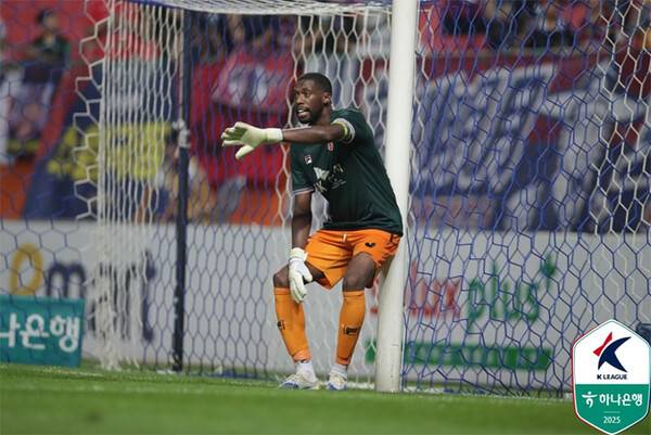 김동준의 퇴장으로 골키퍼 장갑을 낀 이탈로. (사진=한국프로축구연맹)
