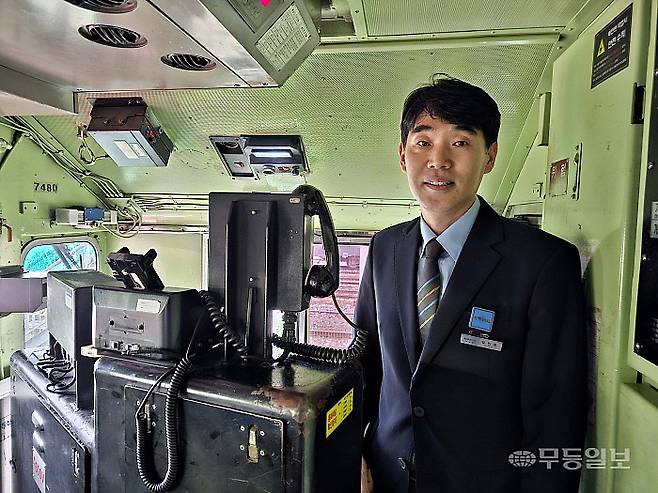 지난 2022년 첫 삽을 뜬 목포보성선이 지난 27일 오전 8시께 첫 운행을 시작했다. 이날 기관실에서 만난 23년 경력의 유진후(52) 기관사는 김광호(58) 동료 기관사와 함께 운전대를 잡았다.최류빈기자 rubi@mdilbo.com