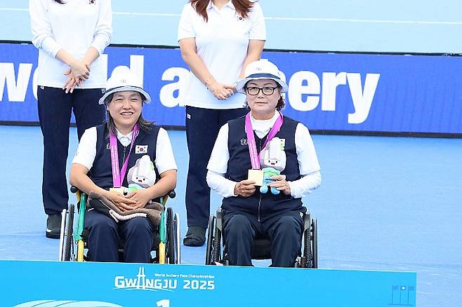 광주 5·18민주광장에서 열린 2025 세계장애인양궁선수권대회 W1 여자 더블에서 우승을 차지한 광주시청 김옥금(오른쪽)과 대구장애인양궁협회 이은희가 금메달을 목에 걸었다. 광주시장애인체육회 제공