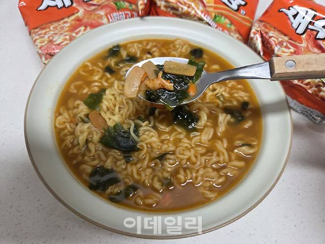 새우, 어묵, 미역 등 건더기가 들어간 ‘새우탕면’. 후첨스프 덕분에 국물 맛도 한층 깊다. (사진=한전진 기자)
