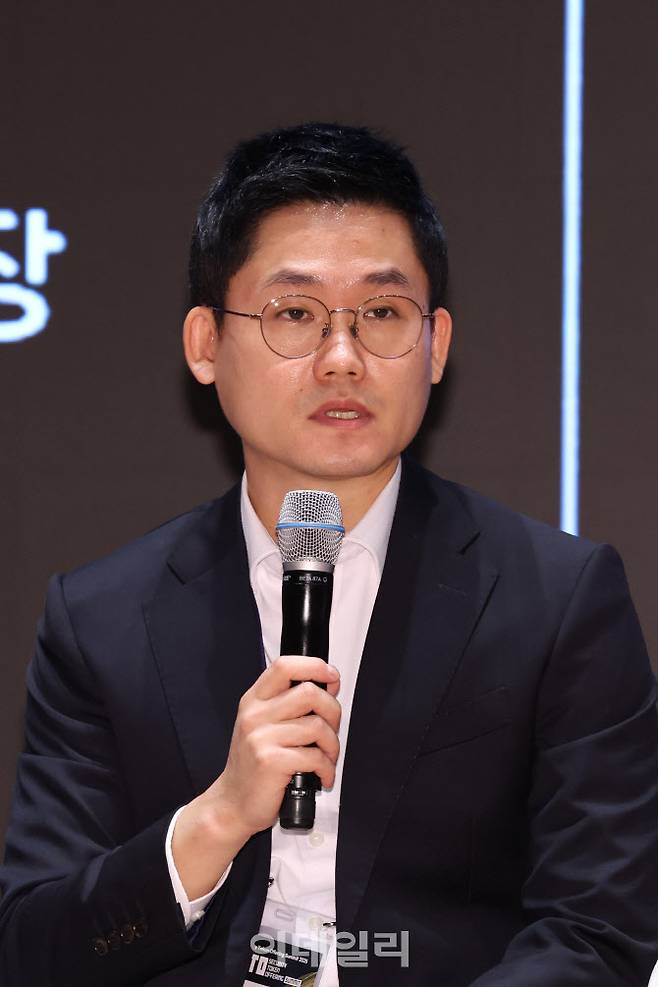 조민형 전 다날엔터테인먼트 실장이 26일 서울 여의도 한국거래소에서 열린 STO 써밋 2025(SECURITY TOKEN OFFERING SUMMIT 2025)에서 ‘넷플릭스를 넘어 : 토큰증권으로 만드는 콘텐츠 제작의 미래’ 주제로 발표를 하고 있다. [이데일리 이영훈 기자]
