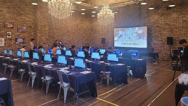 - 현장은 공간이 남을 정도로 넓었다