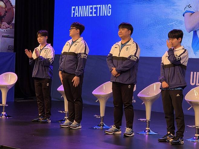 - 무대에 올라 팬들에게 인사를 전하는 선수들