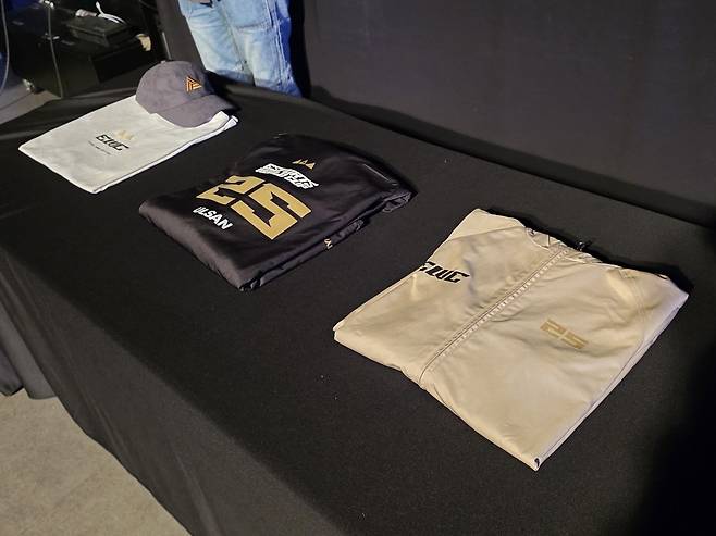 - 멋진 디자인을 자랑하는 EWC 유니폼