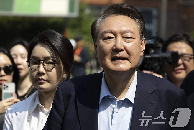 윤석열 전 대통령과 김건희 여사가 제21대 대통령 선거일인 6월 3일 오전 서울 서초구 원명초등학교에 마련된 서초4동 제3투표소에서 투표를 마치고 차량으로 이동하고 있다. (공동취재) 2025.6.3/뉴스1 ⓒ News1 김명섭 기자