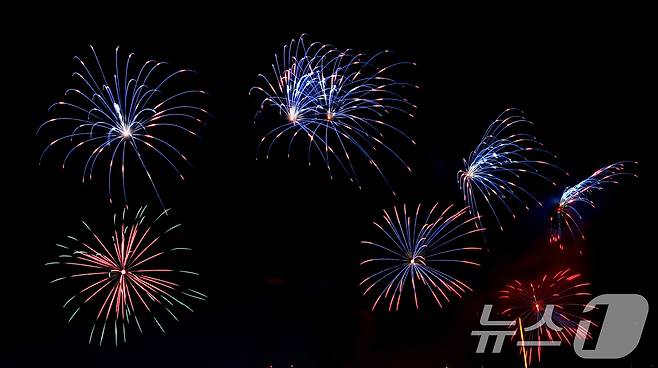 27일 오후 서울 여의도 한강공원 일대에서 열린 '2025 서울세계불꽃축제'에서 화려한 불꽃이 밤하늘을 수놓고 있다. 2025.9.27/뉴스1 ⓒ News1 황기선 기자