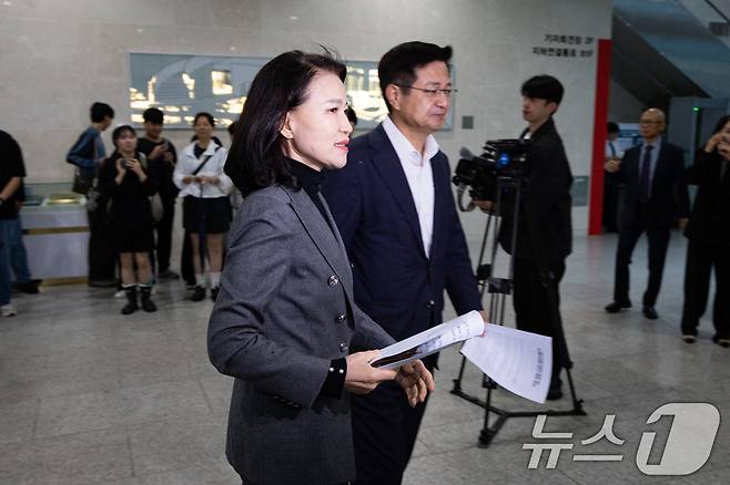 이진숙 방송통신위원장이 방송미디어통신위원회 설치법 통과에 따른 입장을 밝히기 위해 28일 서울 여의도 국회 소통관에 들어서고 있다. 2025.9.28/뉴스1 ⓒ News1 유승관 기자