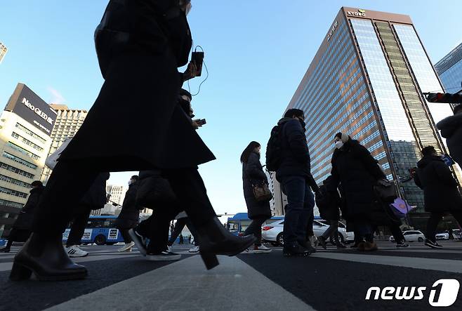 서울 광화문네거리에서  직장인들이 출근을 하고 있다. 2022.2.3/뉴스1 ⓒ News1 신웅수 기자