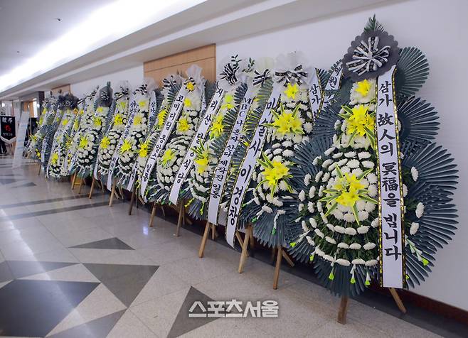 ‘폐 기흉 투병’ 끝에 별세한 코미디언 고(故) 전유성의 빈소가 26일 서울아산병원 장례식장 지하 1층 1호실 마련된 가운데 조화들이 놓여져 있다. 향년 76세.  장례는 희극인장으로 치러지며 KBS 일대에서 노제를 치를 예정아. 발인은 28일 일요일 오전 8시 사진= 사진공동취재단