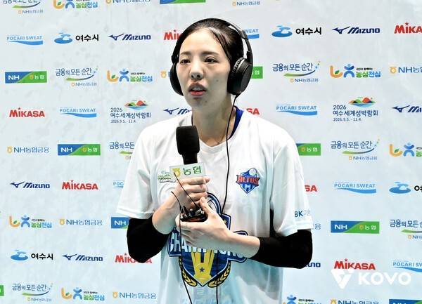 28일 여수진남체육관에서 치러진 한국도로공사와의 2025 여수·NH농협컵 프로배구대회 여자부 결승전 승리 후 IBK기업은행의 육서영이 우승 인터뷰를 진행하고 있다. /사진=한국배구연맹