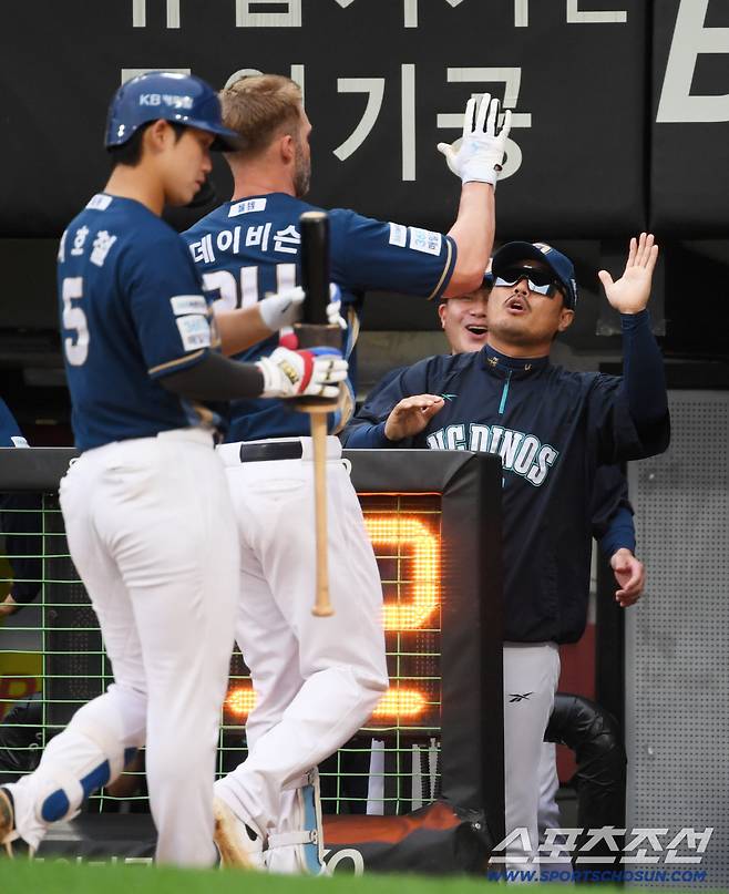 27일 광주 기아챔피언스필드에서 열린 KIA 타이거즈와 NC 다이노스의 경기. 4회초 2사 NC 데이비슨이이 솔로포를 터뜨리자 이호준 감독이 기뻐하고 있다. 광주=박재만 기자 pjm@sportschosun.com/2025.09.27/