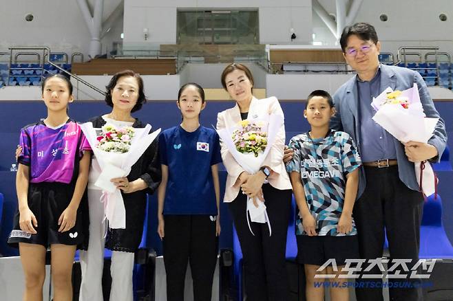 이명희 일우재단 이사장, 조원태 한진그룹 회장, 조현민 한진 사장이 일우배 전국탁구대회에서 초등학생 유망주 김지유, 윤효정, 반시우를 격려한 후 기념사진을 찍고 있다. ,사진제공=대한탁구협회