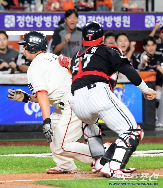 26일 대전 한화생명볼파크에서 열린 한화 이글스와 LG 트윈스의 경기. 7회말 1사 2,3루 한화 하주석 번트 때 런다운에 걸렸던 3루 주자 노시환이 득점에 성공하고 있다. 대전=박재만 기자 pjm@sportschosun.com/2025.09.26/
