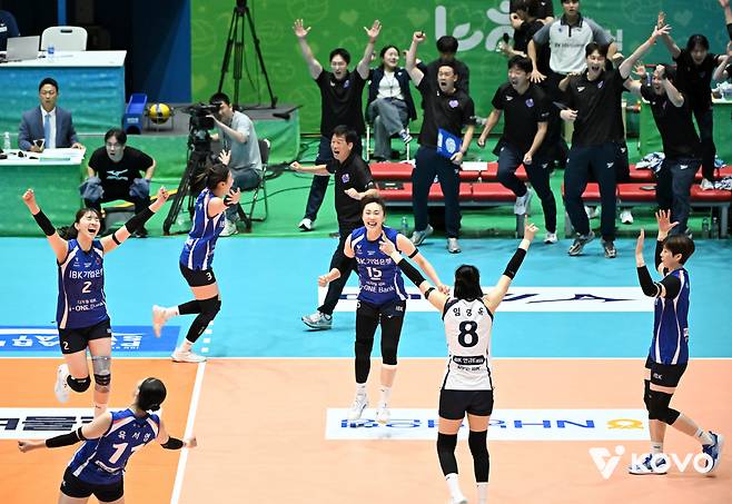 우승 확정 뒤 환호하는 IBK기업은행 선수들. 사진제공=KOVO